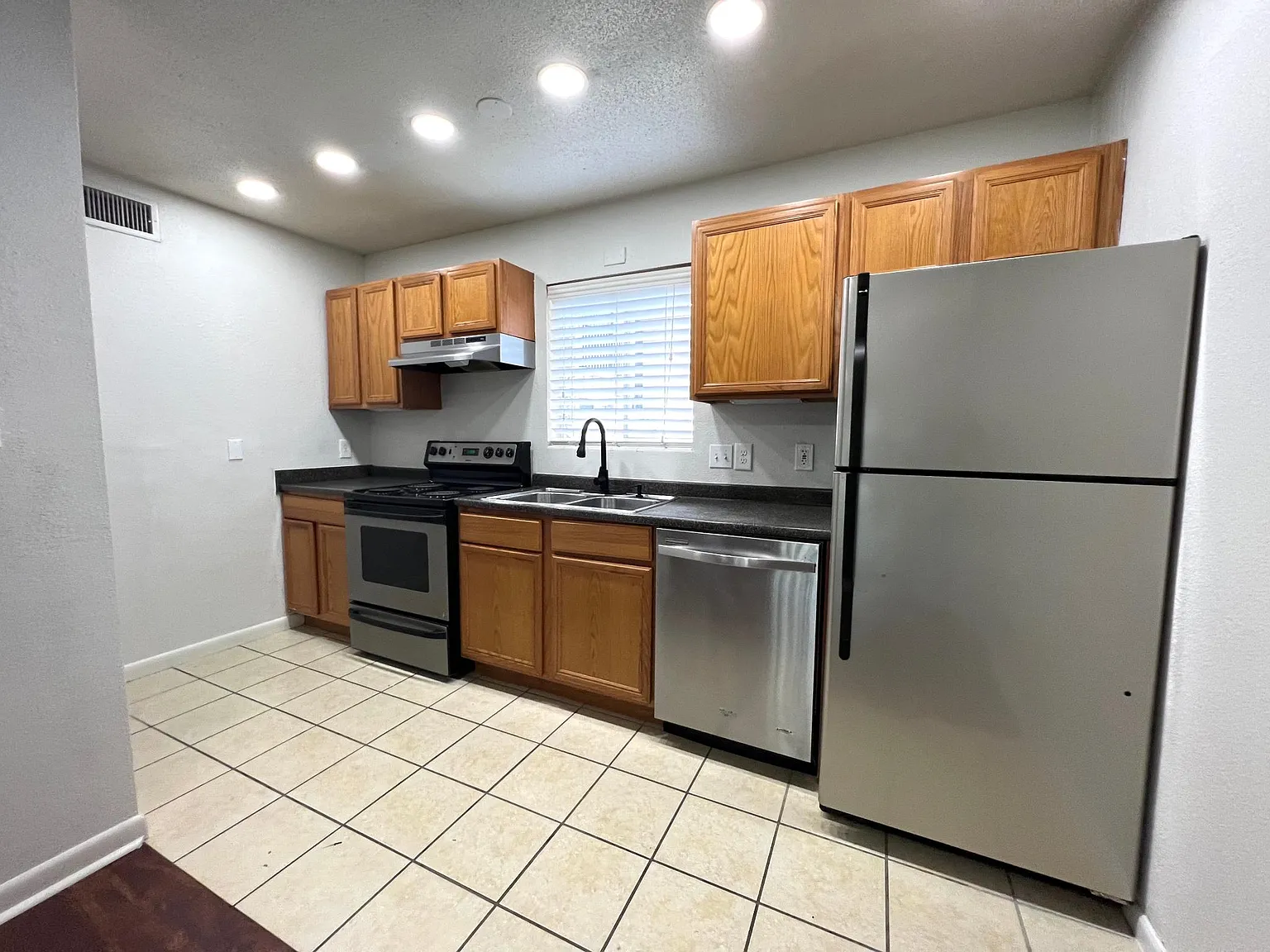 2 bed, 900 sqft, $1,350 — Photo 4