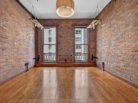 130 W 10th St