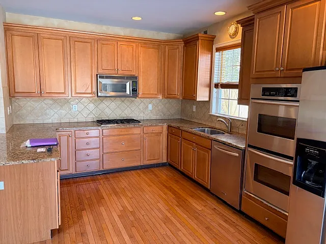 4 bed, 2.5 bath, 2540 sqft, $4,500 — Photo 2