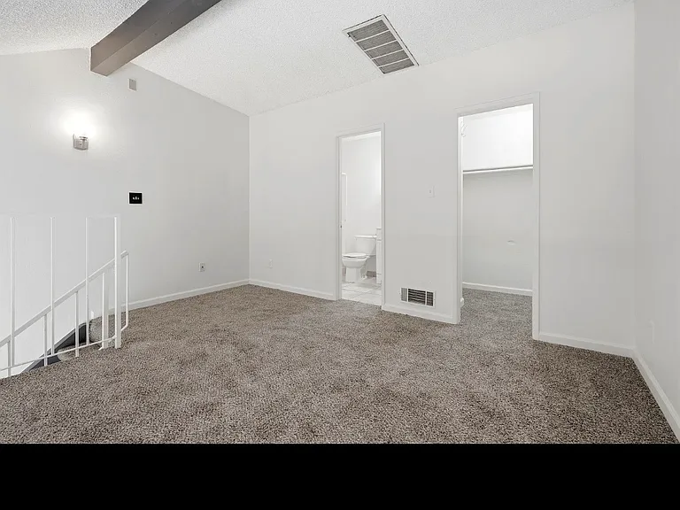 948 Greenfield Ave #948 — Photo 3