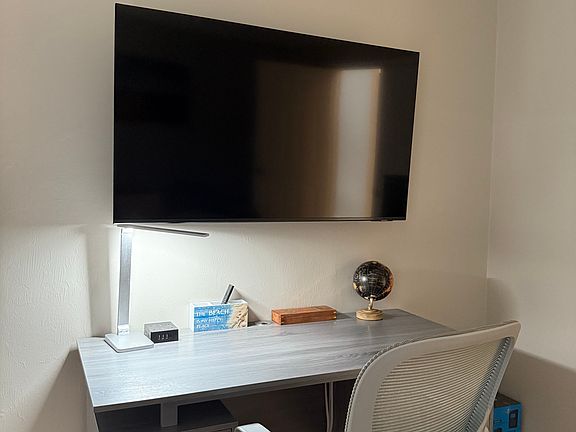 Combo office and 3rd bedroom set up