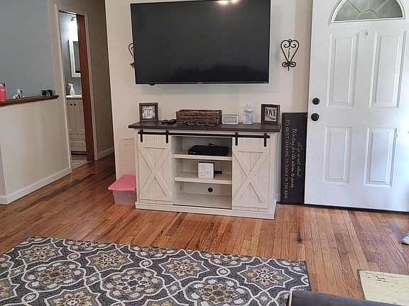 4th image of 2490 Venezia Ave
