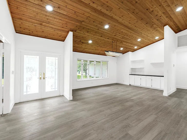 3185 Saint James Dr — Photo 4