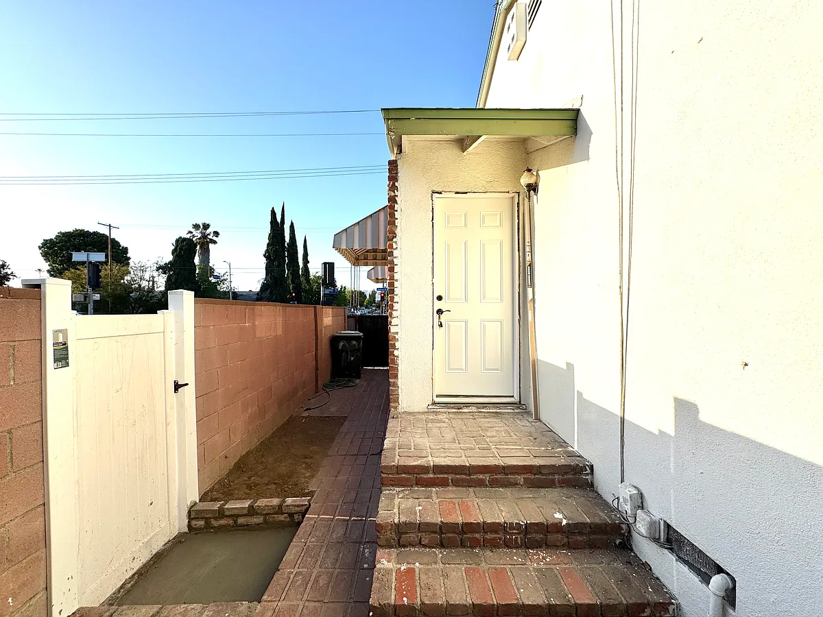 Building Photo - 19858 Saticoy St