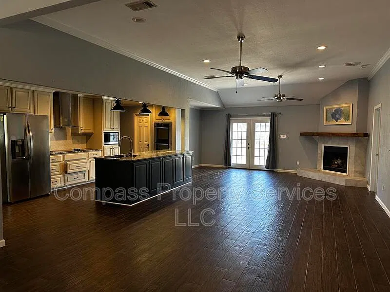 5 bed, 2.0 bath, 2150 sqft, $2,600 — Photo 3