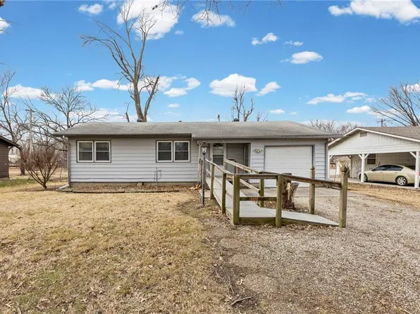 1018 N Sycamore St, Ottawa, KS 66067