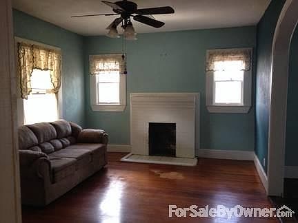 4th image of 526 Nacogdoches St