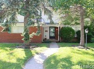 29717 Spring Hill Dr, Southfield, MI 48076