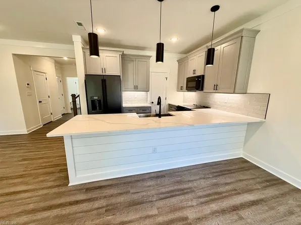 711 Flatrock Ln, Chesapeake, VA 23320