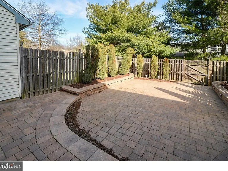 102 Hazelwood Ln — Photo 22