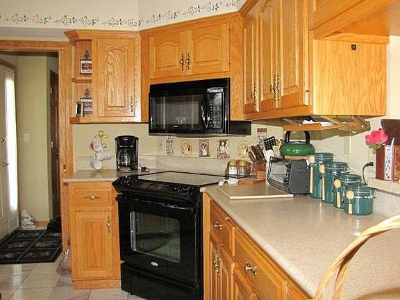 Abundant counter & cabinet space!