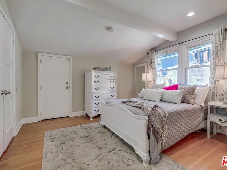 21447 Providencia St — Photo 38