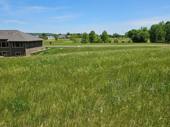 141 Hillwood Dr, Lake City, MN 55041