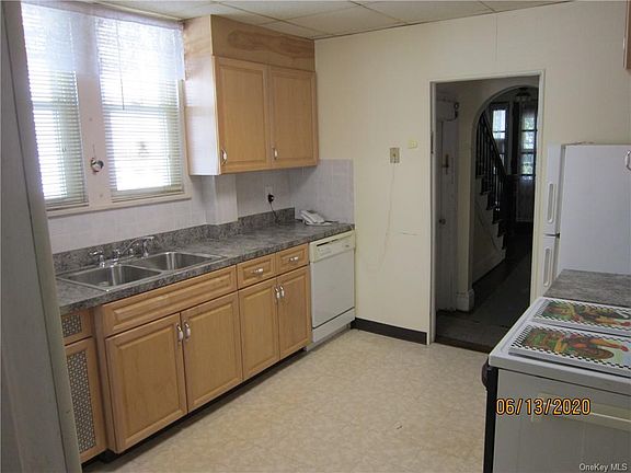 4th image of 459 Carpenter Ave