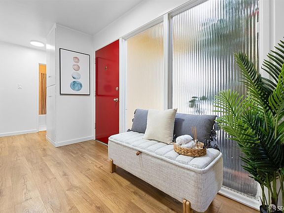 4th image of 50 Poinsettia Ave