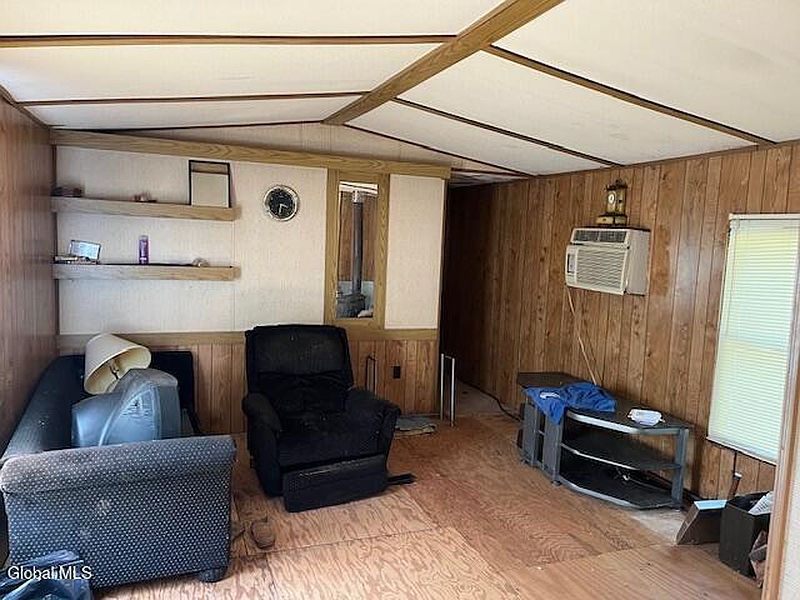 4th image of 355 Burtonville Road