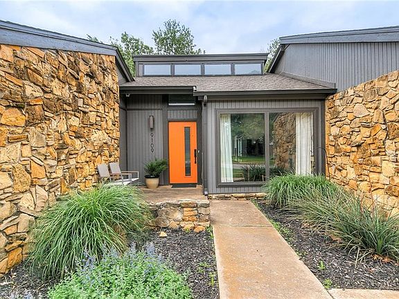 2nd image of 9109 Pebble Ln