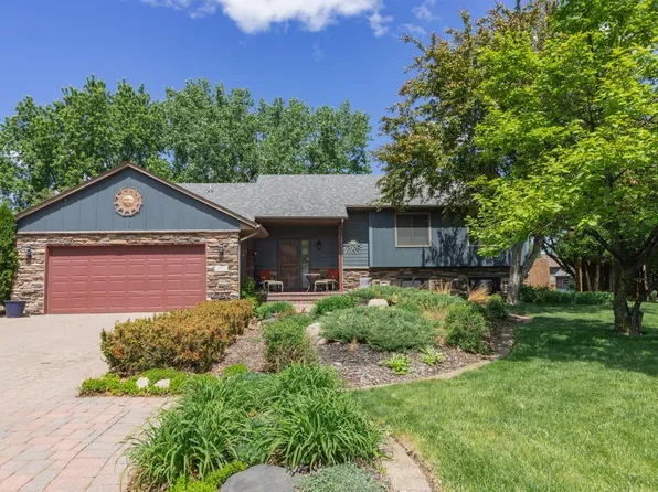 977 Brooks Ct E, Maplewood, MN 55109