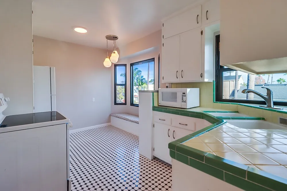 4706 Vista St — Photo 1