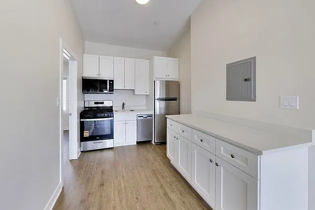 2 bed, 710 sqft, $2,130 — Photo 4