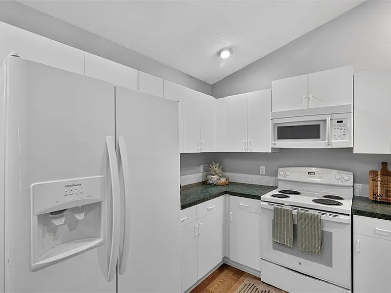 2115 SW 72nd St — Photo 8