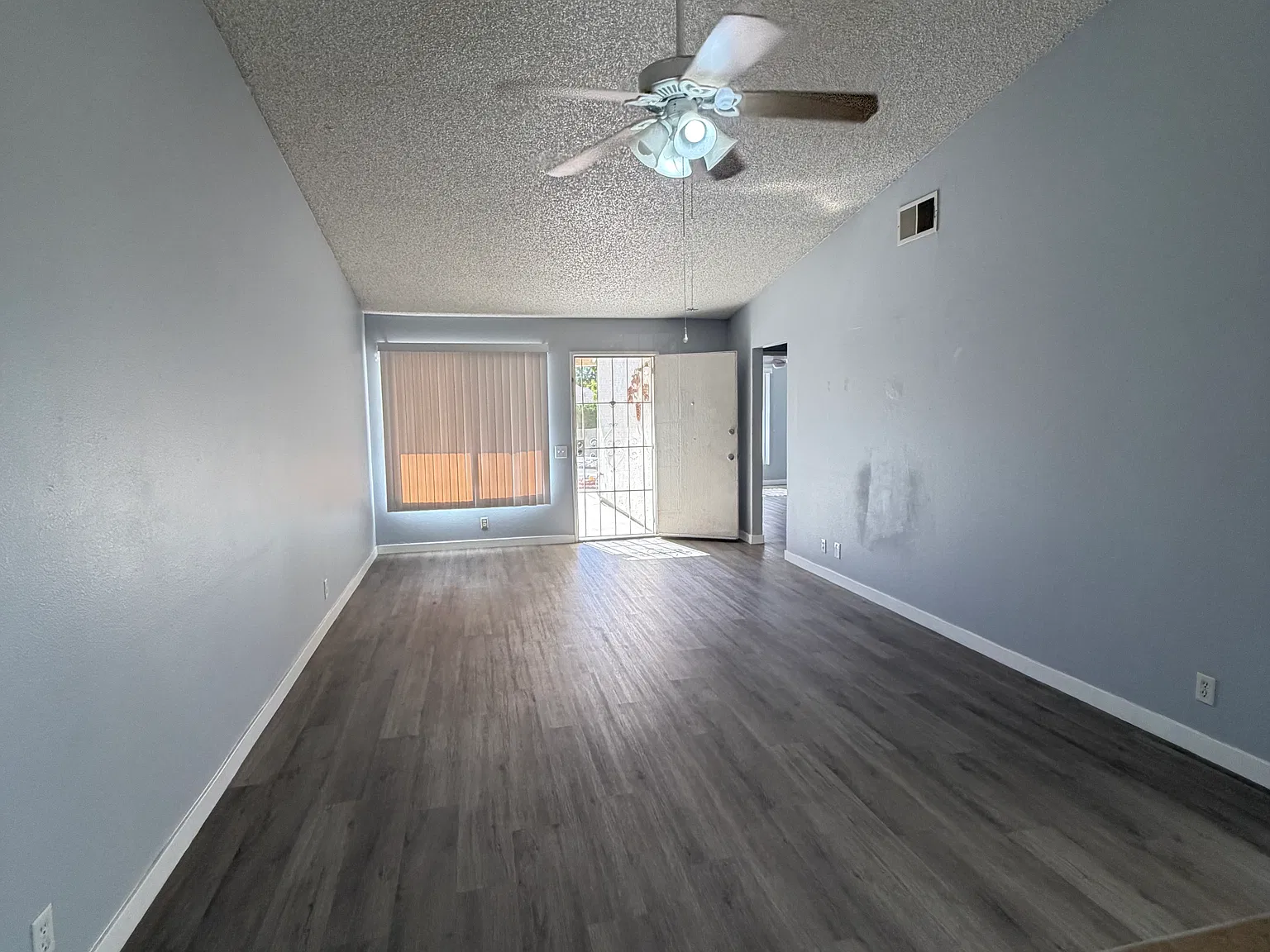2 bed, 976 sqft, $3,000 — Photo 2