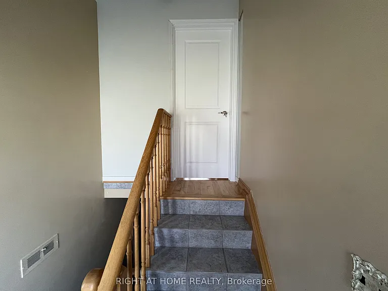 9 Dewlane Dr #MAIN FLOOR — Photo 2
