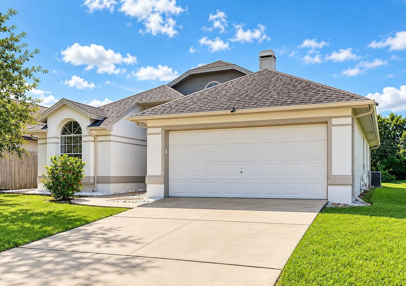 Charming 3BR House in Kissimmee with Pool and Lake-View Retreat — Photo 4