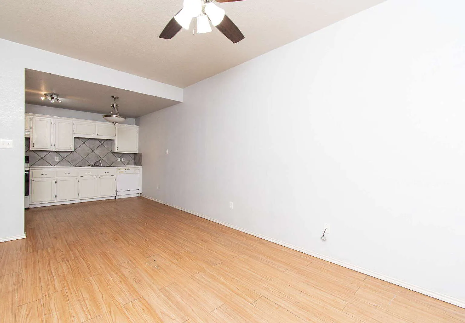 1 bed, 1.0 bath, 702 sqft, $695 — Photo 2