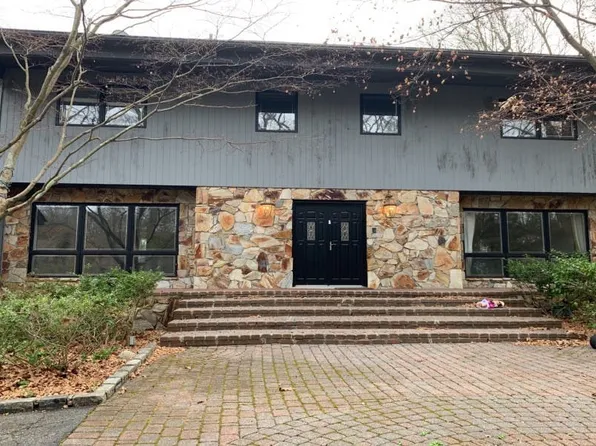 145 Hunter Dr, Syosset, NY 11791