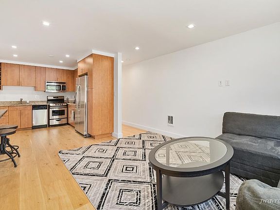 3rd image of 955 Wisconsin St #2
