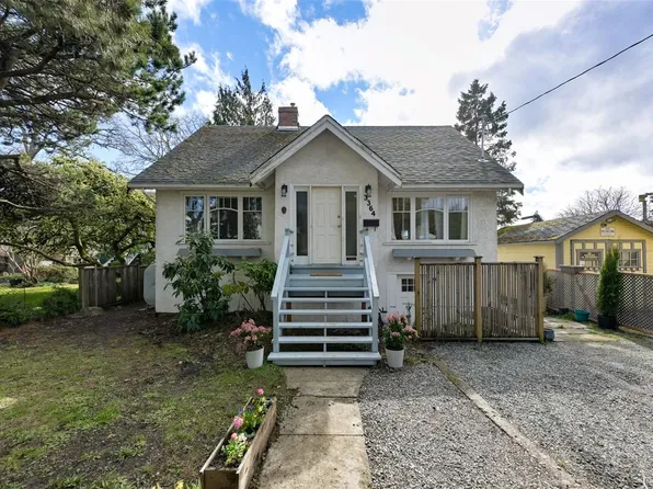 3364 Cook St, Saanich, BC V8X 1A8