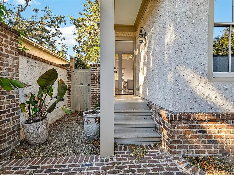1030B Village Oaks Ln — Photo 2