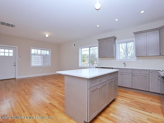 5th image of 424 Lamont Ave