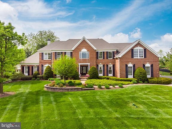 2nd image of 2016 Silverwood Dr