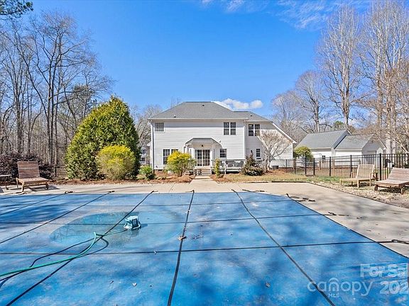 5th image of 1233 Waterford Dr