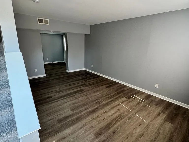 2 bed townhouse! Central Air, laundry. Great location. — Photo 1