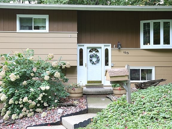 2nd image of 1601 Daffodil Ln