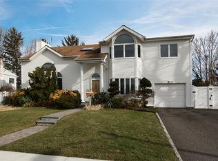 7 Elmwood Ln, Syosset, NY 11791