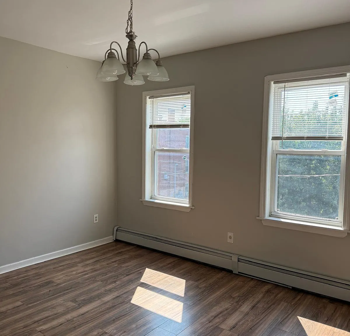 3 bed, 1.0 bath, 1144 sqft, $1,600 — Photo 3