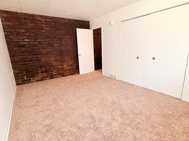 4909 Verona Road — Photo 9
