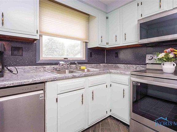 3rd image of 206 N Park Dr