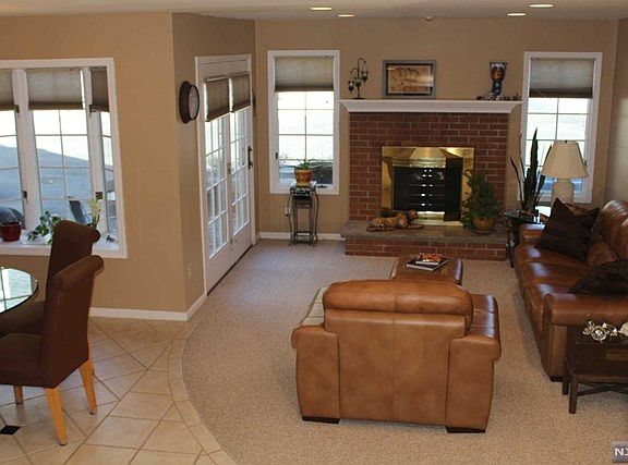 3rd image of 152 Surrey Ct