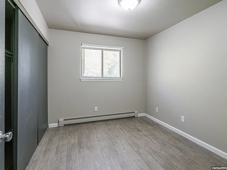 671 S Western Ave — Photo 16