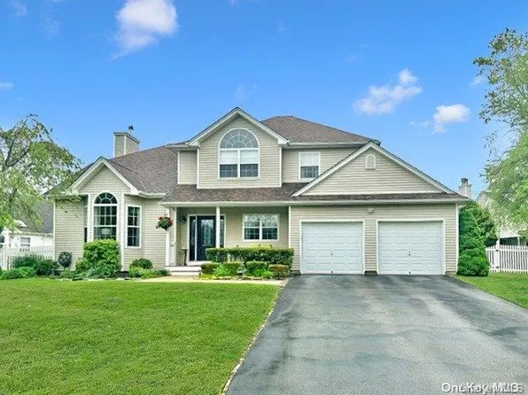 4 Abby Court, Moriches, NY 11955