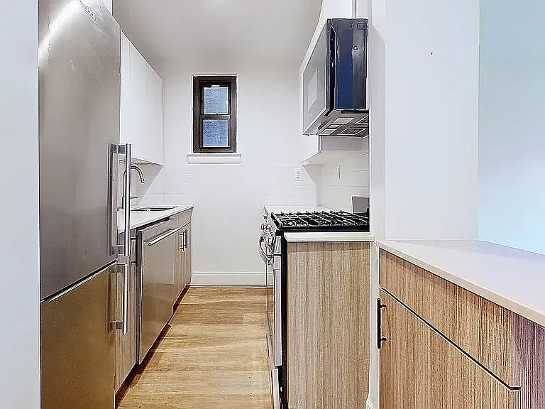 220 E 26th St #2L — Photo 2