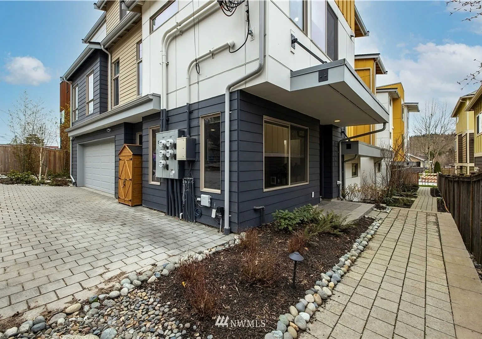 Spacious New Townhouse with 2 Car Garage and Rooftop!! — Photo 2