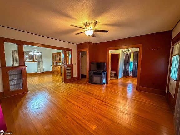 2nd image of 216 4th St NE