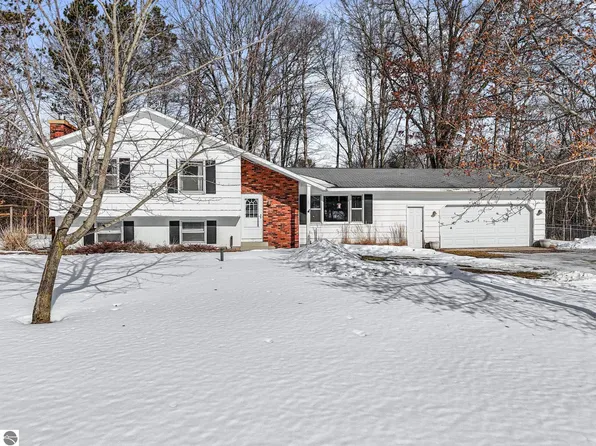 8320 W Whispering Pines Cir, Lake City, MI 49651