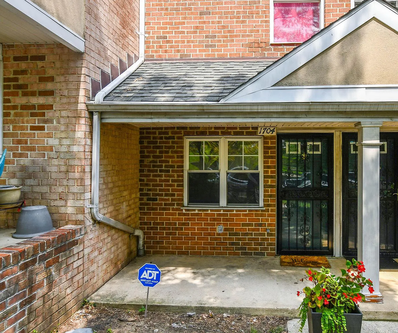 4 bed, 2.0 bath, 1518 sqft, $4,000 — Photo 2